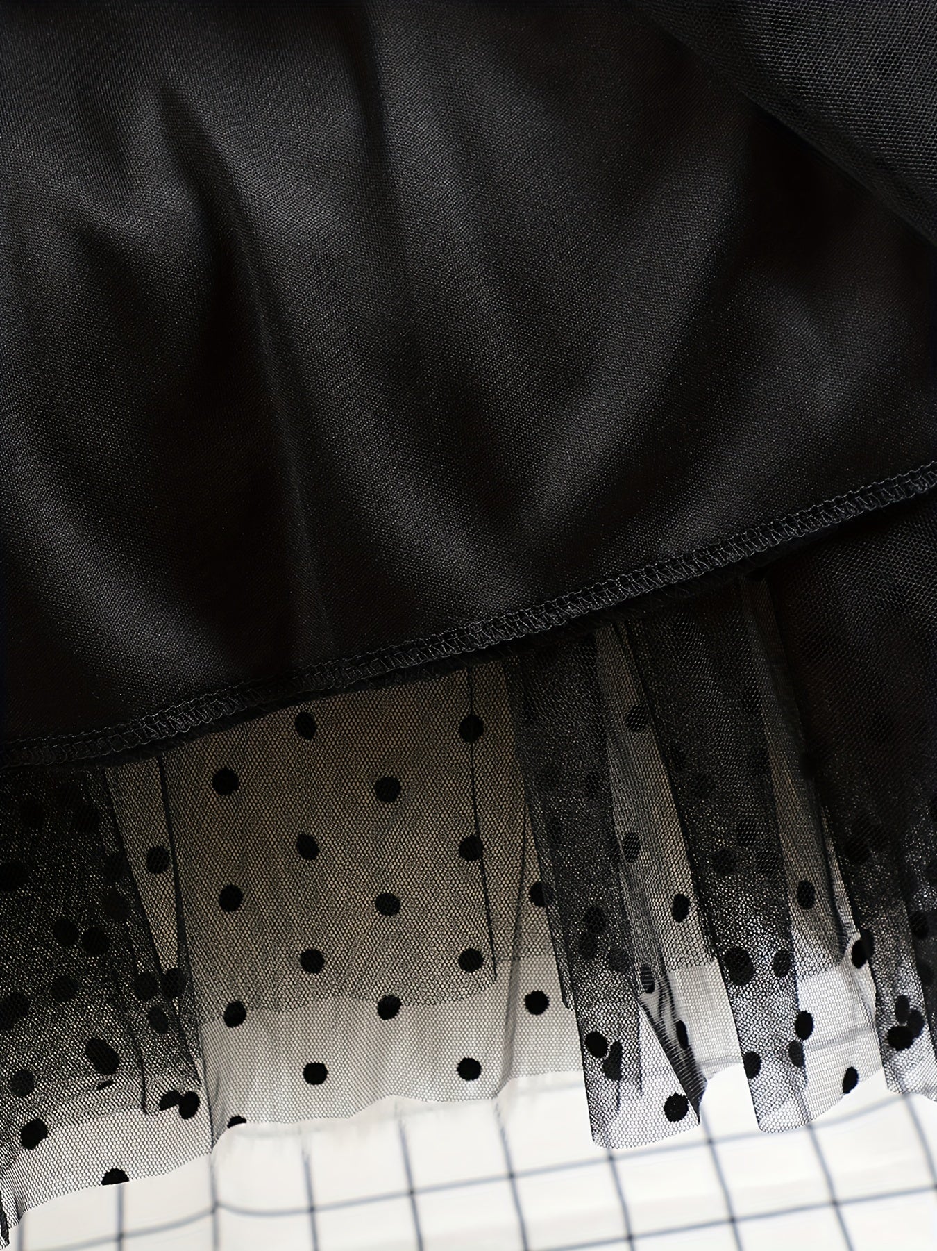 Gonna midi elegante a pois da donna, stile svasato chic, ideale per primavera ed estate