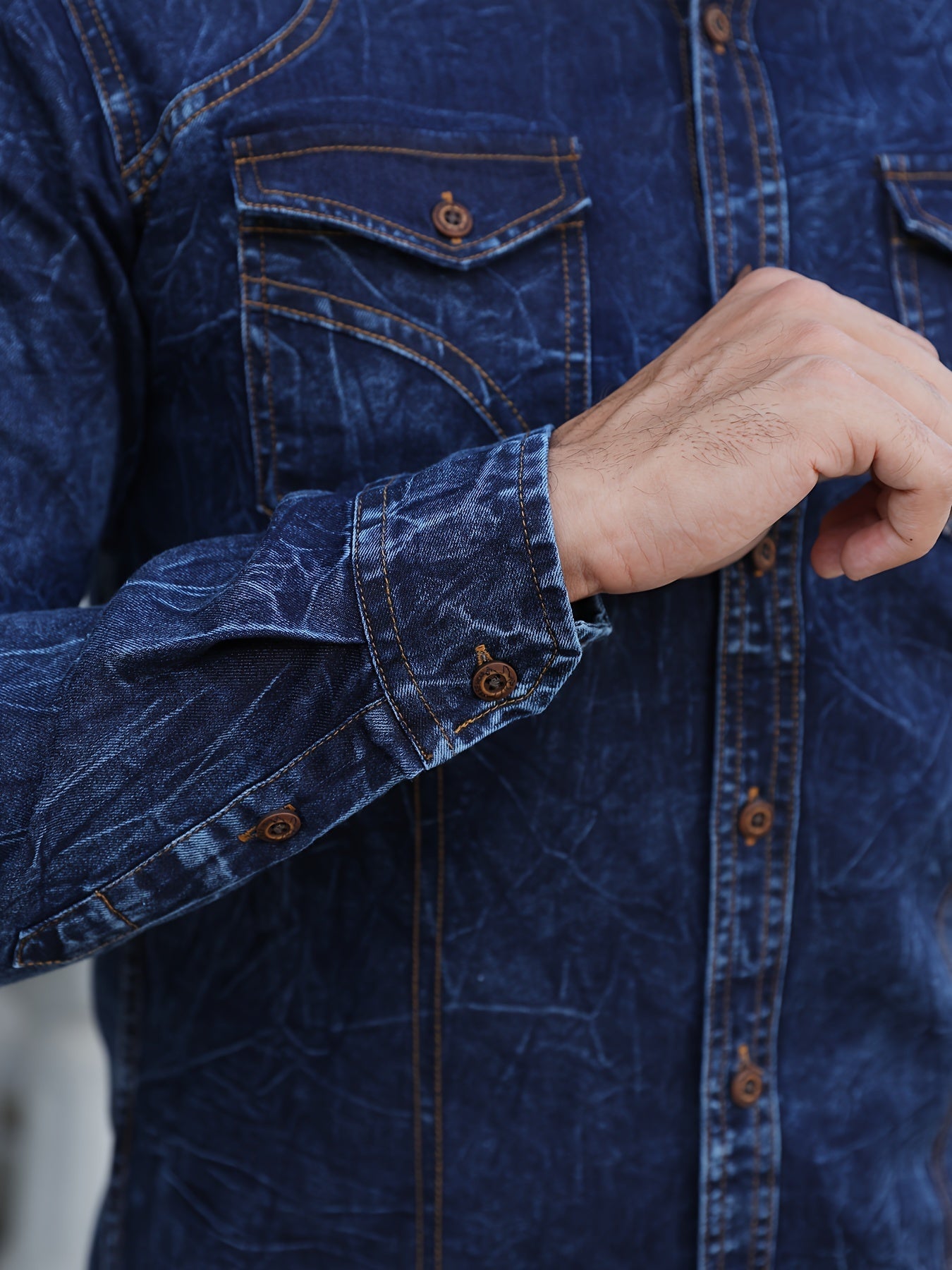 Chemise Homme Effet Délavé Bleu Foncé Manches Longues Boutons Marron