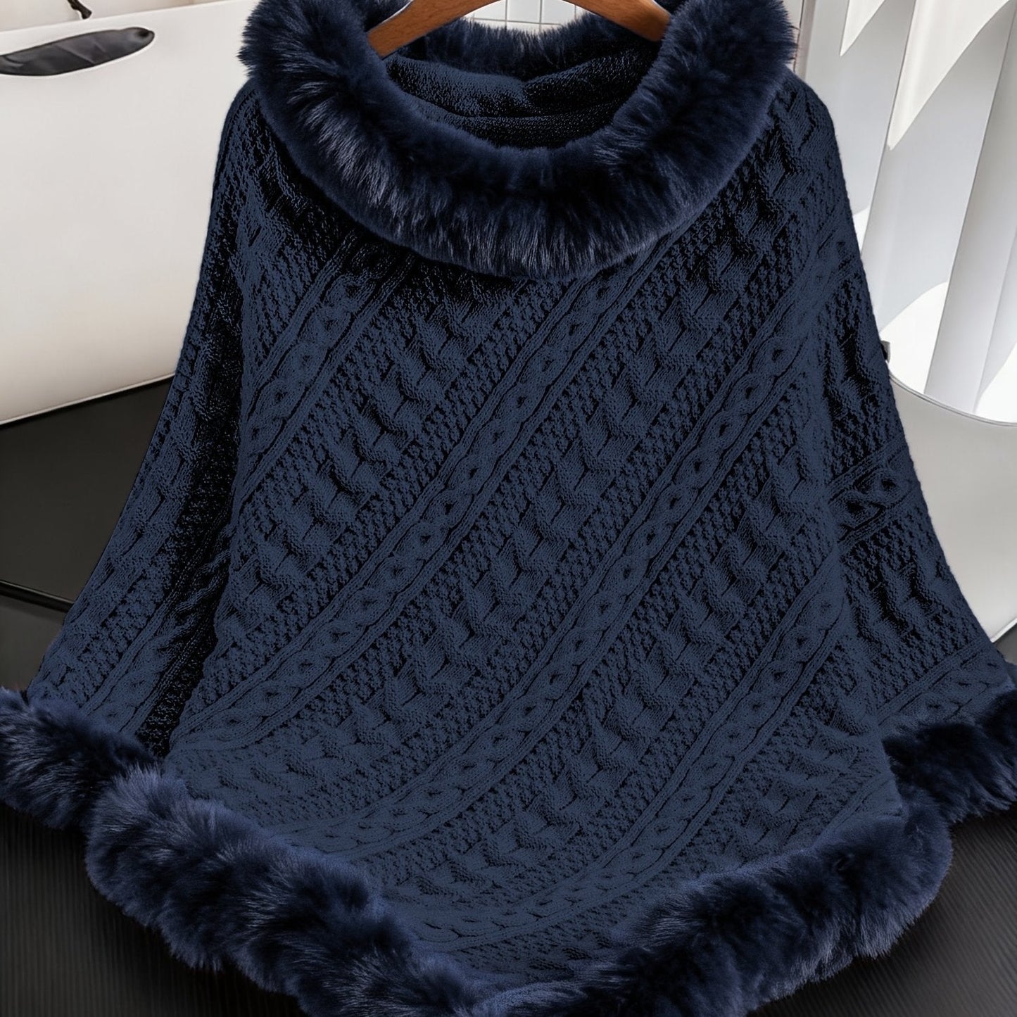 Poncho Femme Tricoté Bleu Marine avec Col et Bordure en Fourrure Synthétique