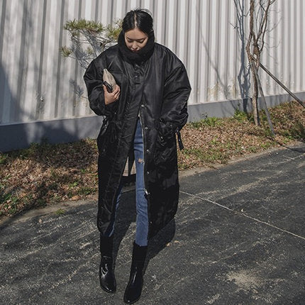 Abrigo largo acolchado negro de corte oversize para mujer