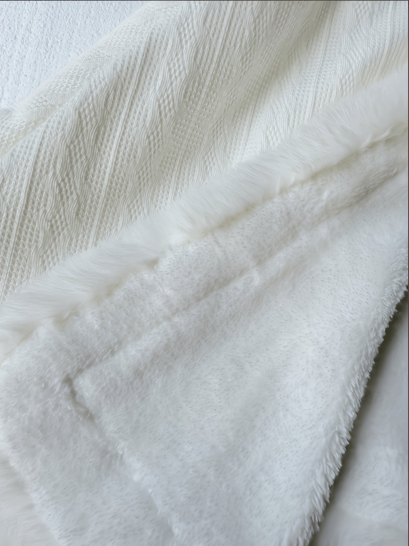 Manteau Femme court blanc avec bordures imitation fourrure douces et fermeture à brandebourg