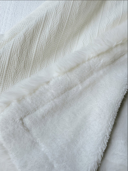 Manteau Femme court blanc avec bordures imitation fourrure douces et fermeture à brandebourg