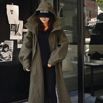 Langer Damenmantel mit Kapuze in Khaki im lässigen Stil