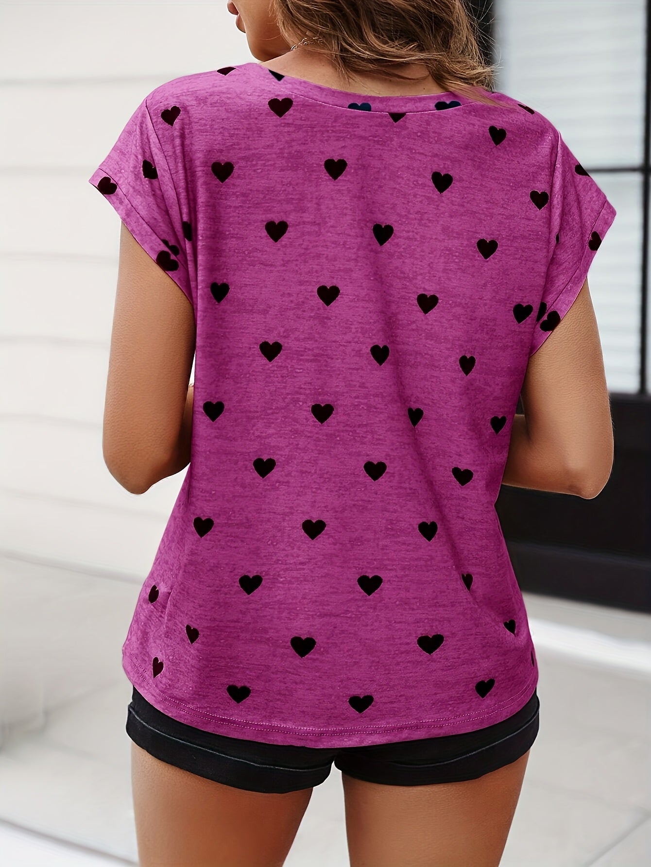 Elegant dam-T-shirt med hjärtmönster, V-ringning, somrig och chic stil