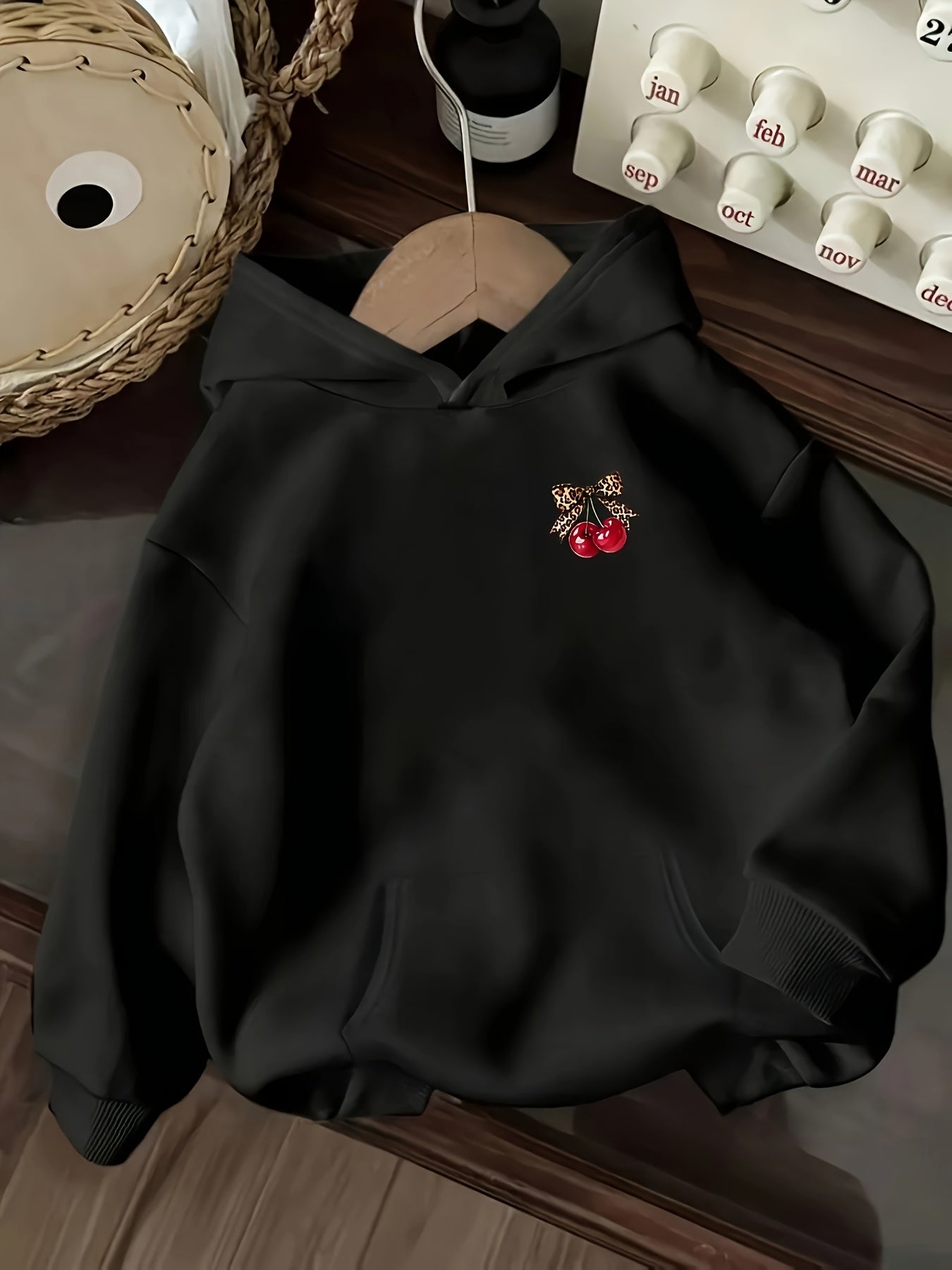 Sweat à capuche noir avec motif cerises et nœud léopard style décontracté