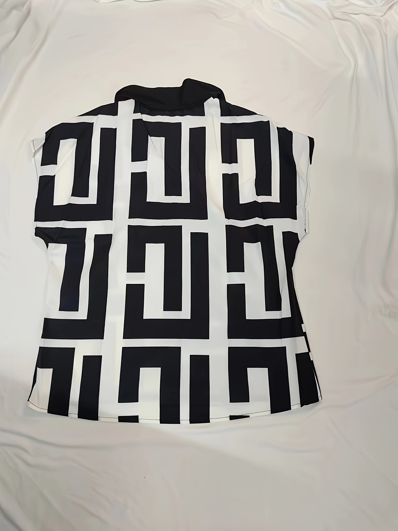Elegante damesblouse met grafisch patroon, moderne stijl voor kantoor en uitgaan