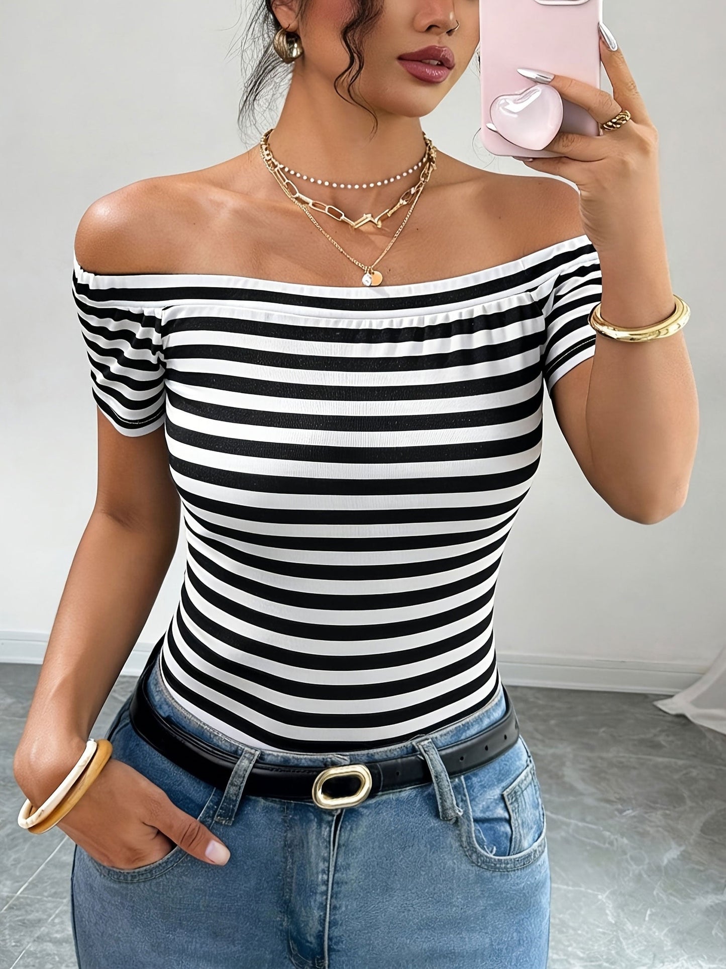 Damentop mit schulterfreiem Bardot-Ausschnitt und Streifen – elegant und modern für lässige oder schicke Looks  