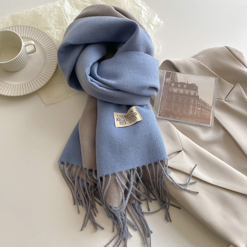 Mjuk scarf med fransar i enfärgade eller tvåfärgade varianter