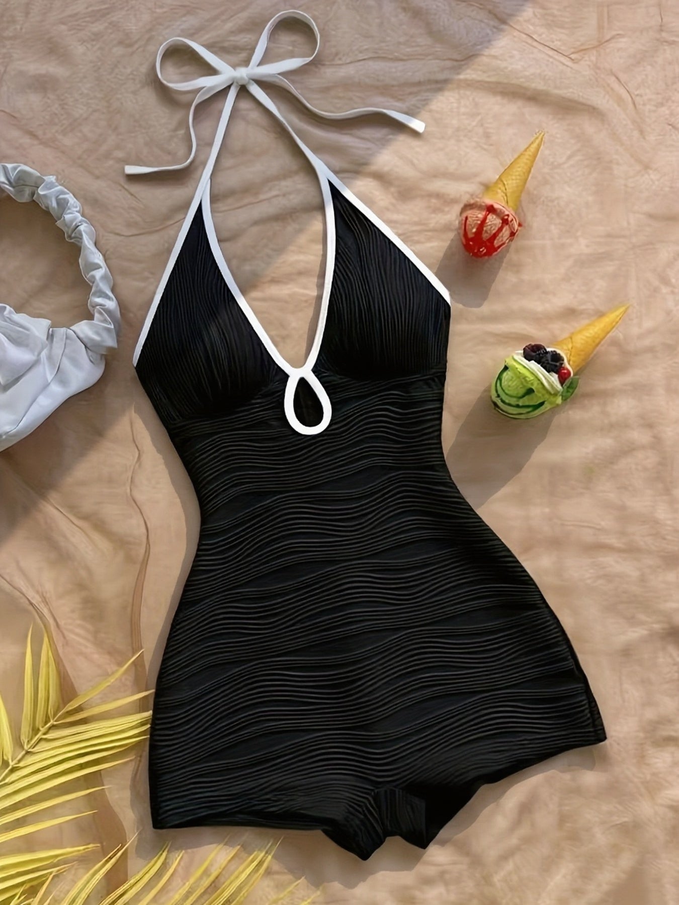 Maillot de Bain Femme Une-Pièce Style Vintage à Décolleté Plongeant et Finition Contrastée