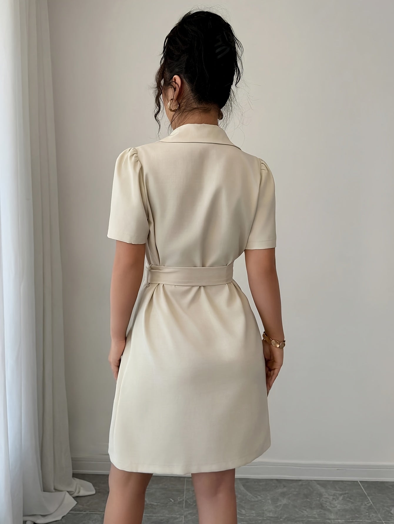 Elegantes Damen-Blazerkleid mit kurzen Ärmeln und Doppelknopfverschluss für Büro und besondere Anlässe  
