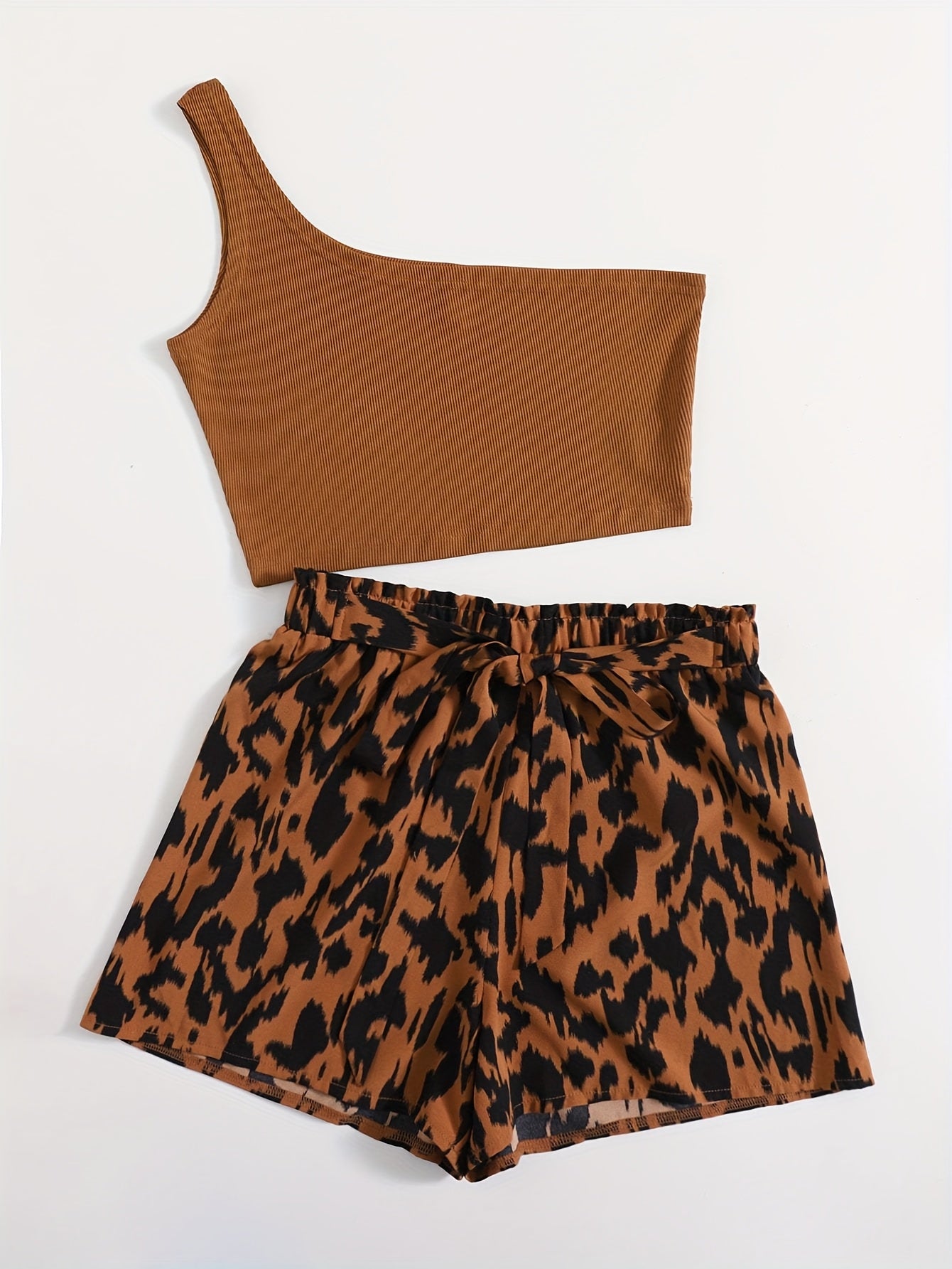 Ensemble femme élégant tendance – Top asymétrique et short imprimé léopard, style estival