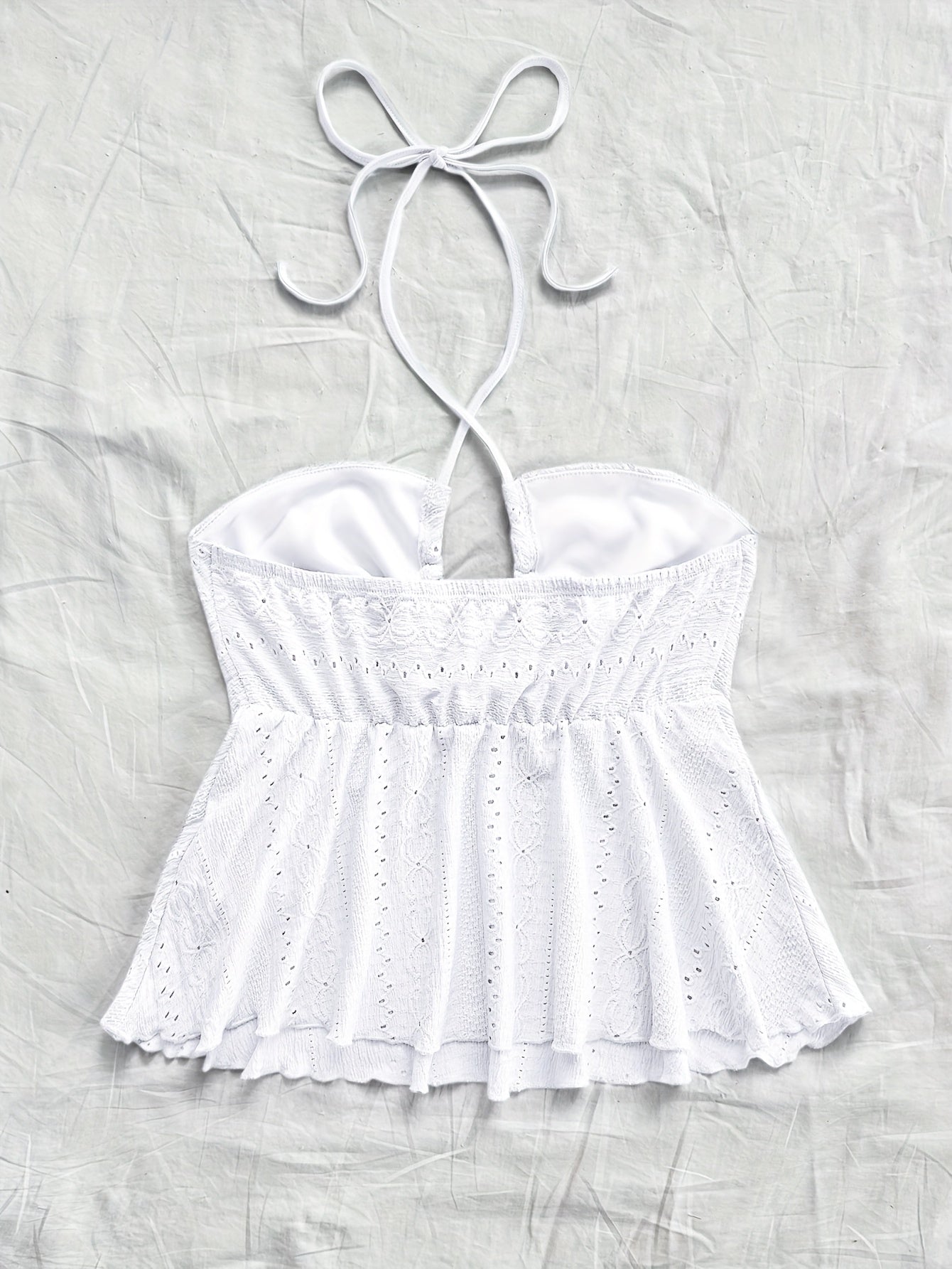 Top femenino de espalda descubierta estilo babydoll bordado para un look veraniego romántico