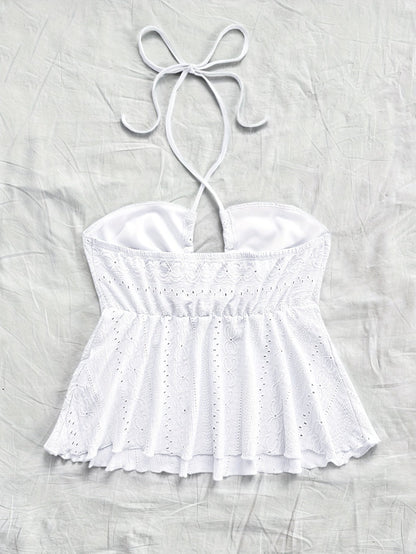 Top femenino de espalda descubierta estilo babydoll bordado para un look veraniego romántico