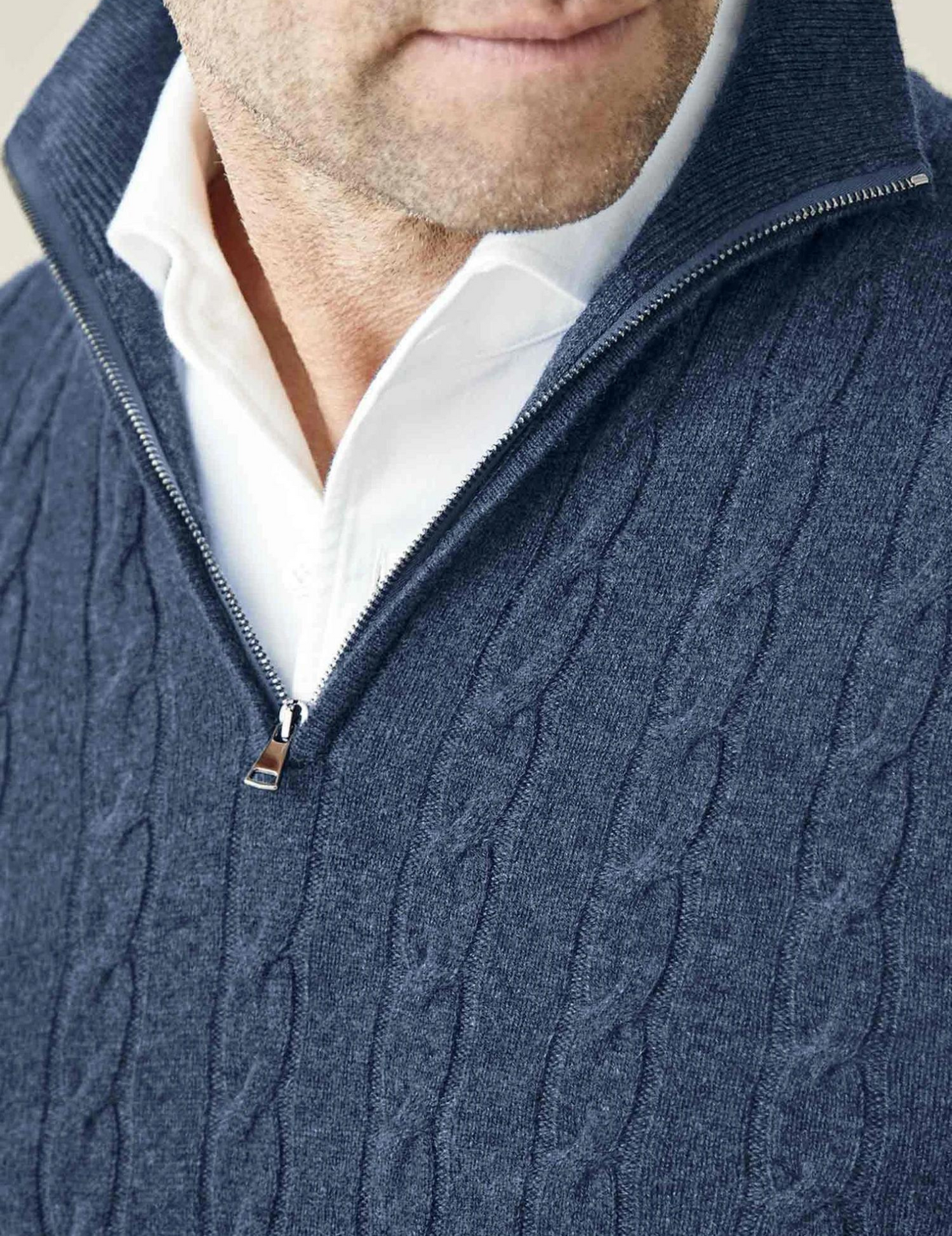 Maglione con zip intrecciato uomo elegante stile casual e professionale