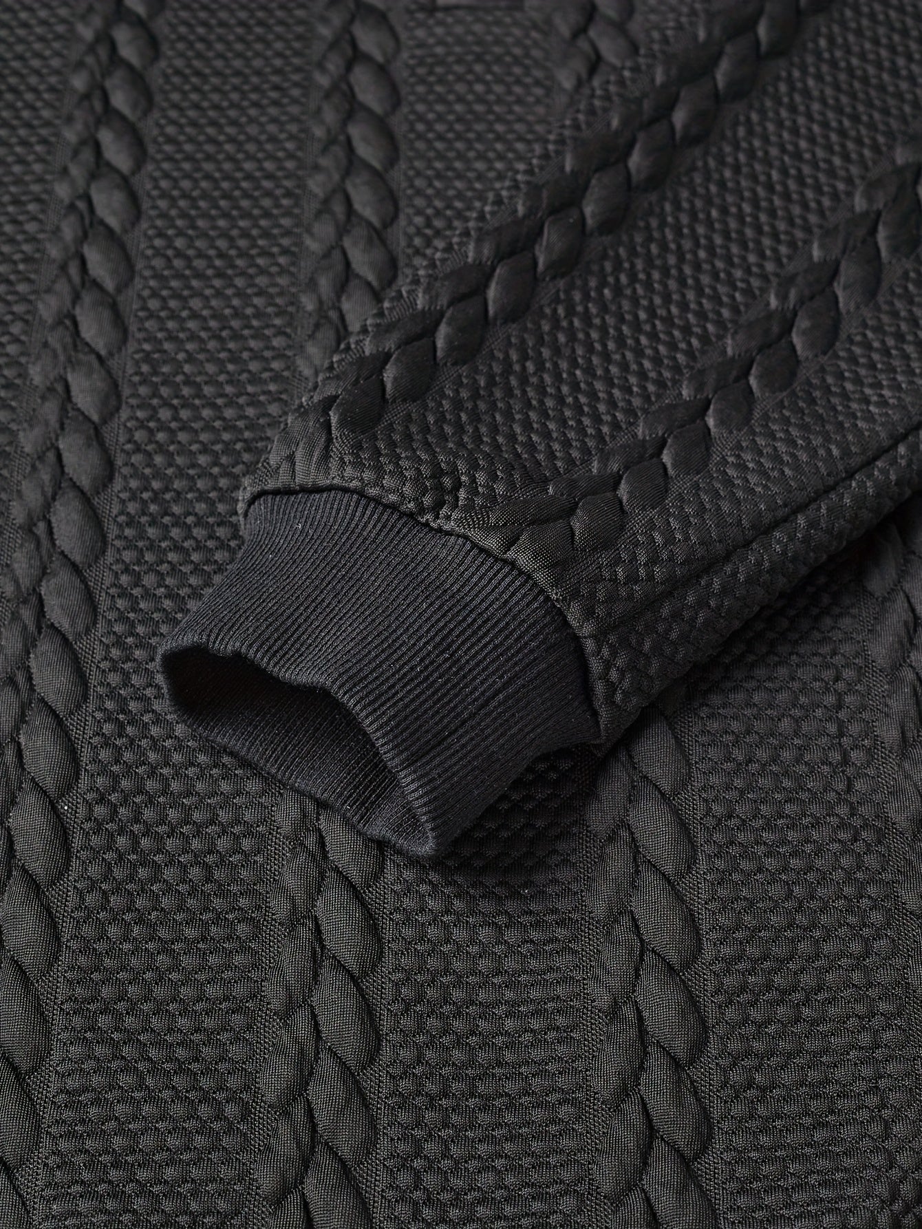 Polo homme tricoté à manches longues noir, col texturé, motif torsadé