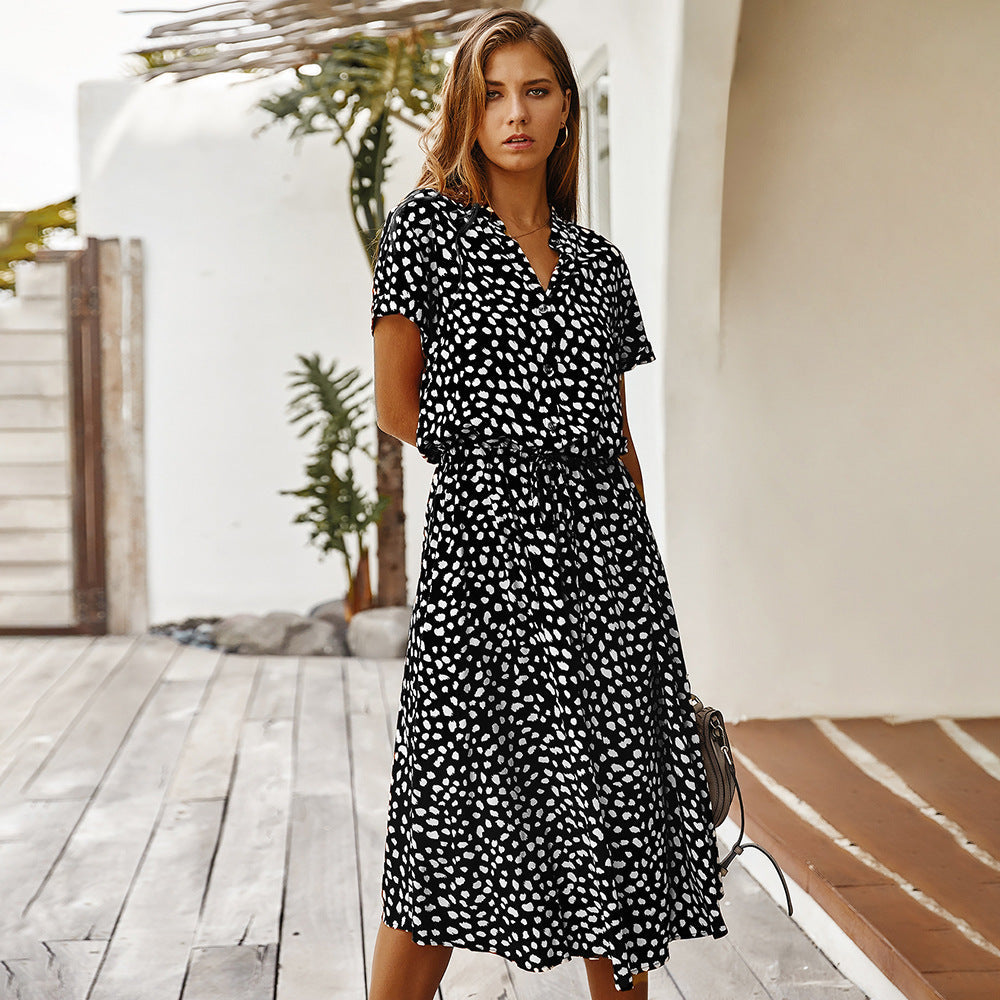 Jennifer – Robe à manches courtes avec motif à pois ondulés et col