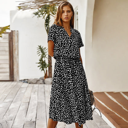 Jennifer – Robe à manches courtes avec motif à pois ondulés et col