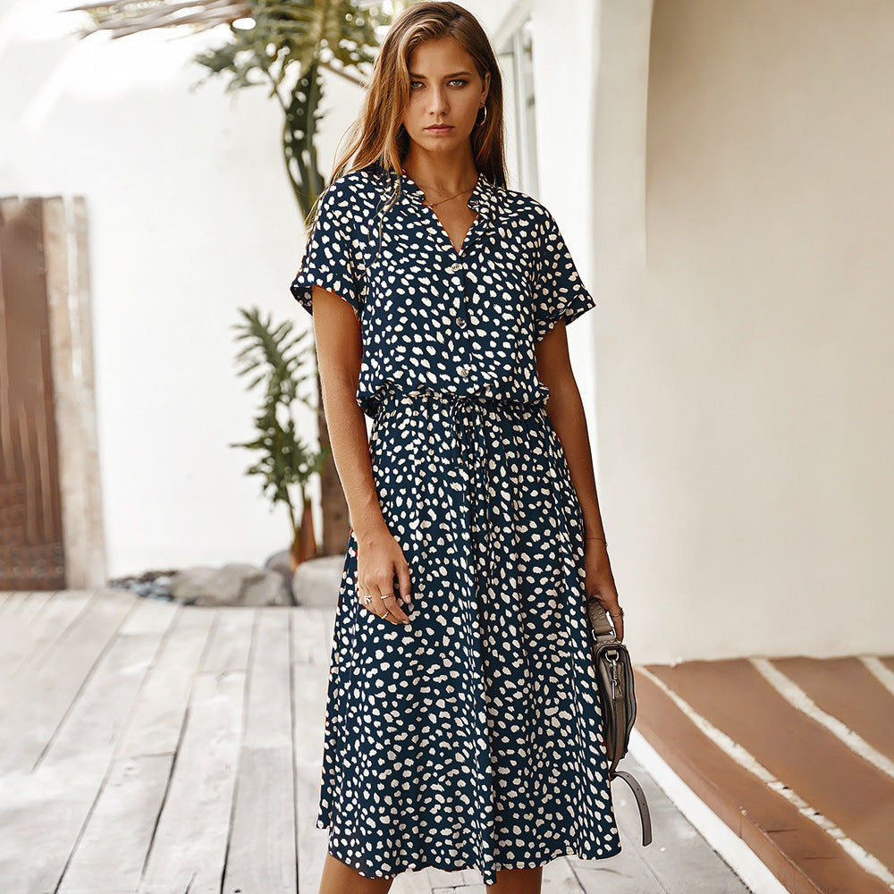 Jennifer – Robe à manches courtes avec motif à pois ondulés et col