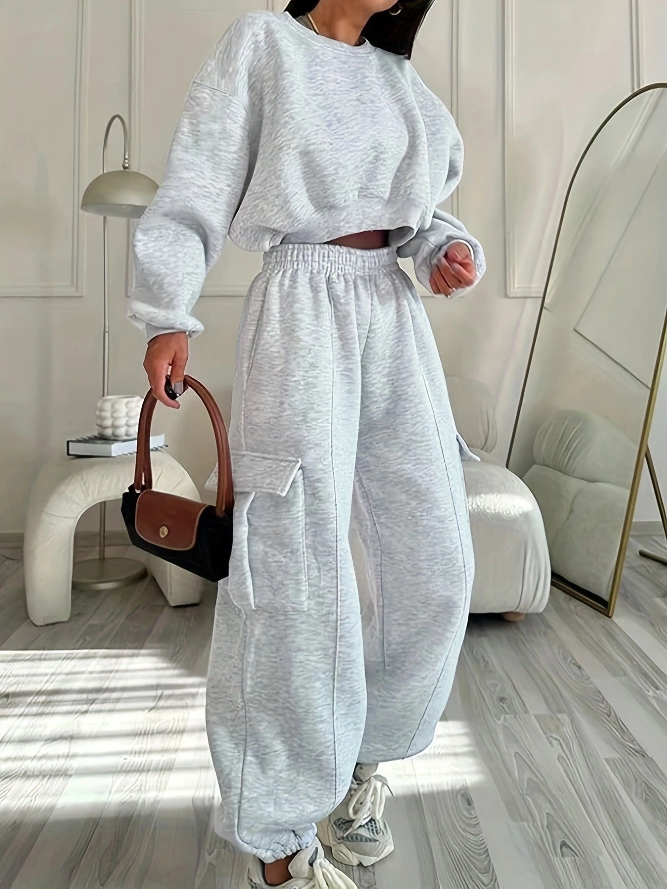 Ensemble survêtement femme décontracté gris clair pull court et pantalon cargo ample