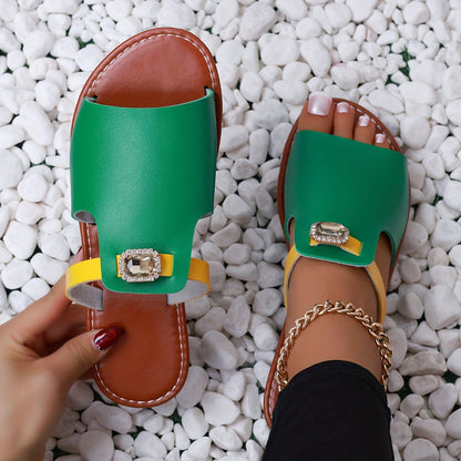 Flache zum Hineinschlüpfen Sandalen für Damen im glamourösen Stil mit trendigem Schmuck  
