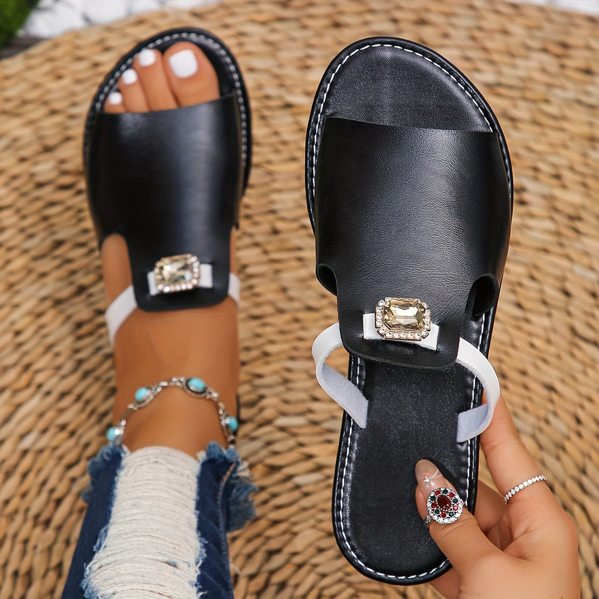 Flache zum Hineinschlüpfen Sandalen für Damen im glamourösen Stil mit trendigem Schmuck  