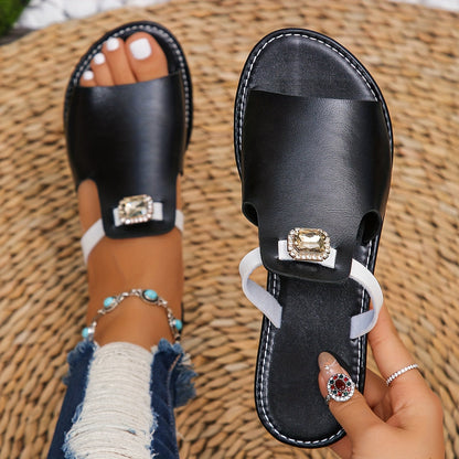 Flache zum Hineinschlüpfen Sandalen für Damen im glamourösen Stil mit trendigem Schmuck  