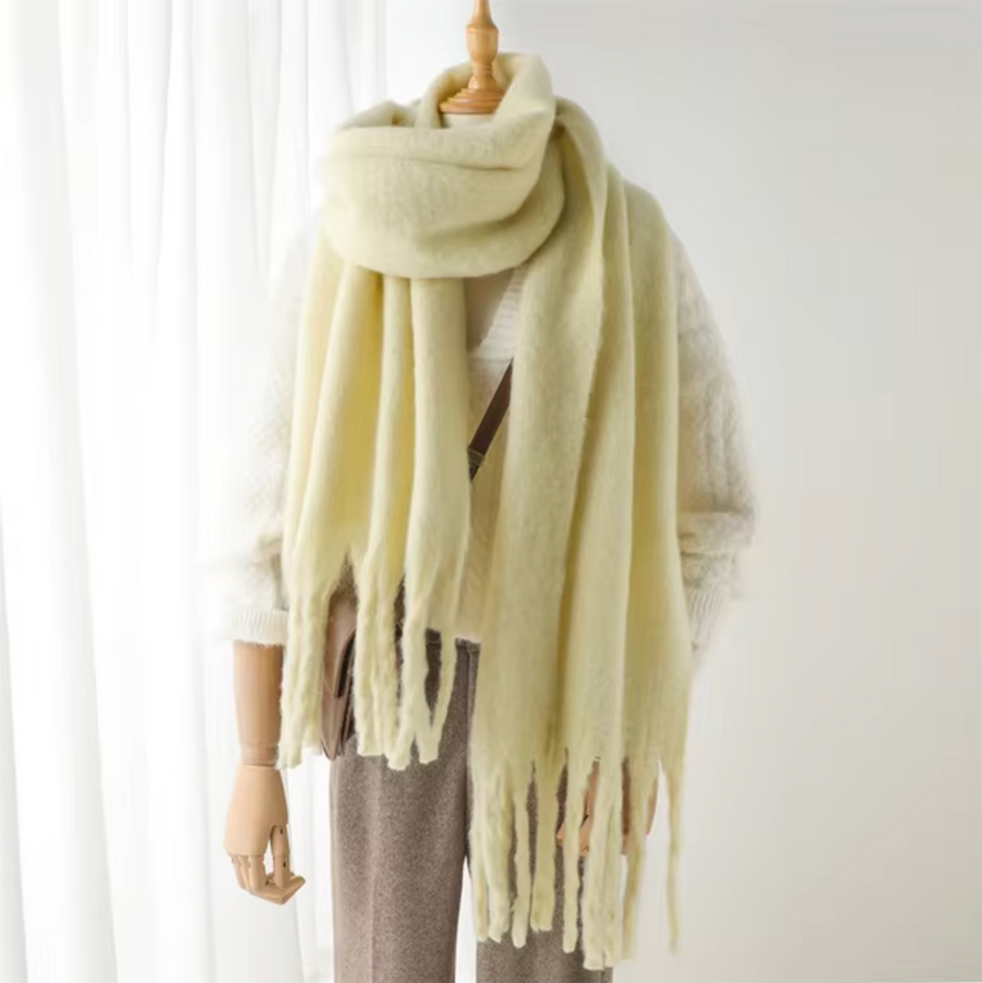 Mjuk och bred scarf med fransar - fuchsia