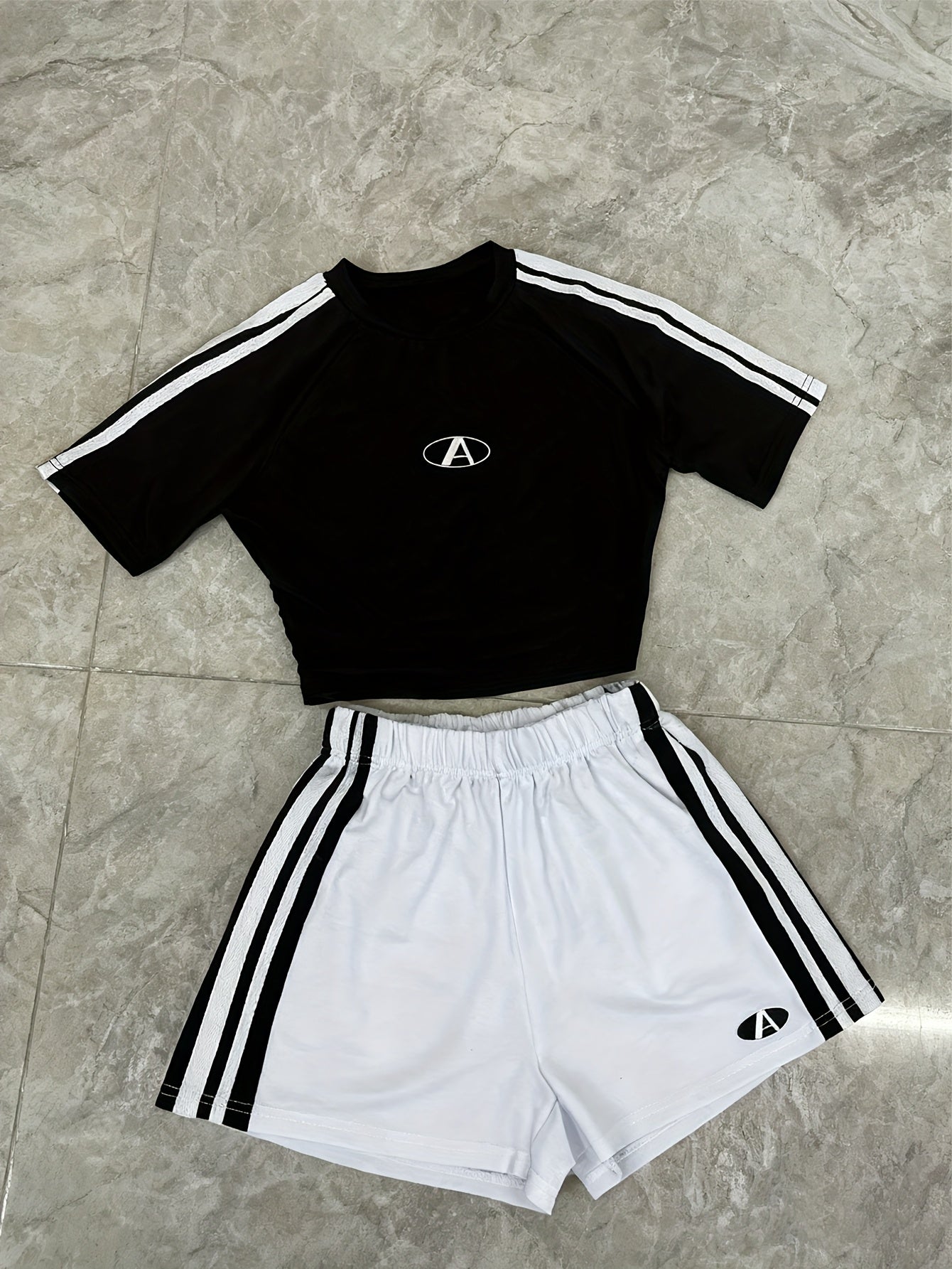 Ensemble de sport deux pièces femme style athlétique tendance - Haut court et short assorti pour fitness et loisirs