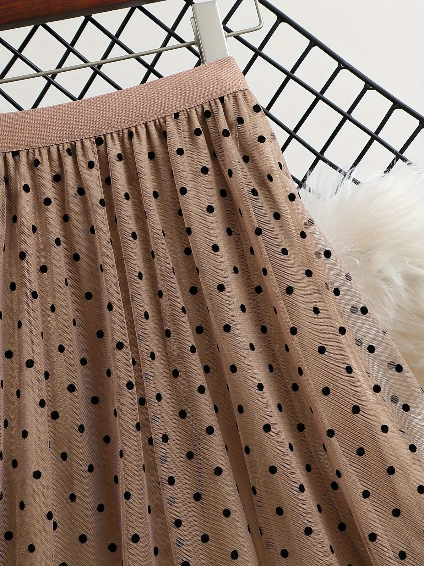 Gonna midi elegante a pois da donna, stile svasato chic, ideale per primavera ed estate