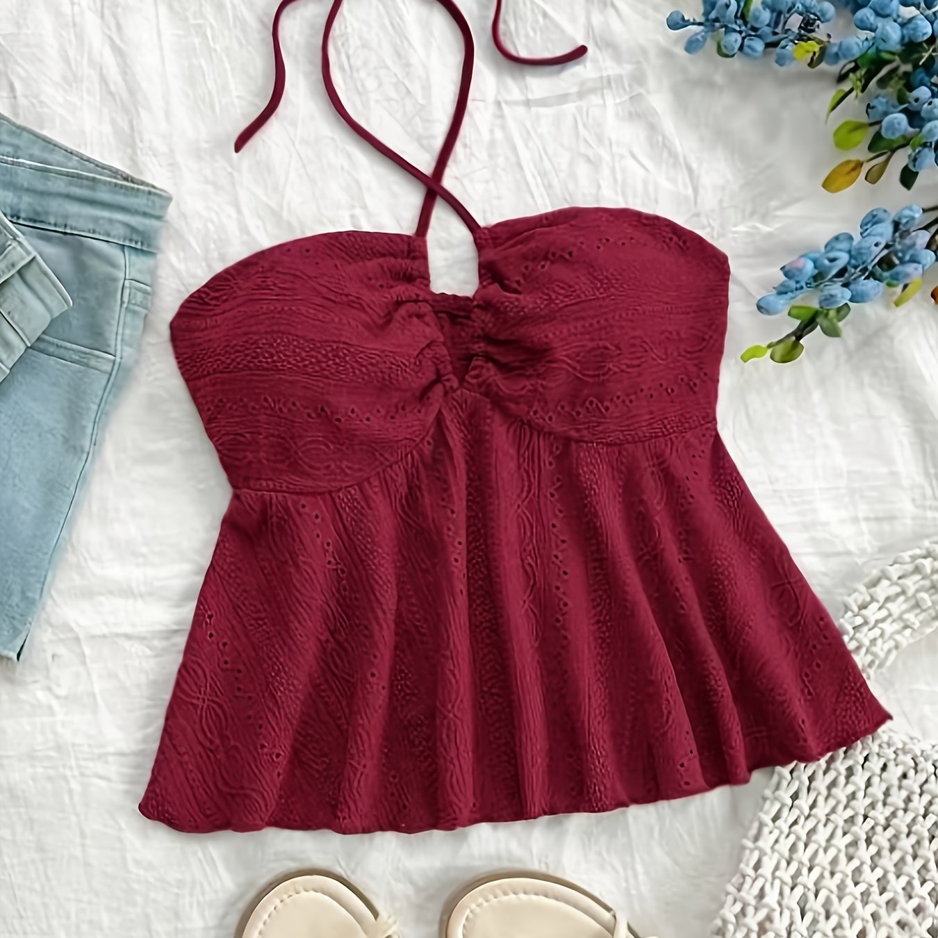 Top femenino de espalda descubierta estilo babydoll bordado para un look veraniego romántico
