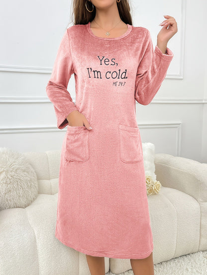 Robe de Nuit en Polaire Douce Femme - Manches Longues, Col Rond, Poches, Motif Brodé "Yes, I'm cold."