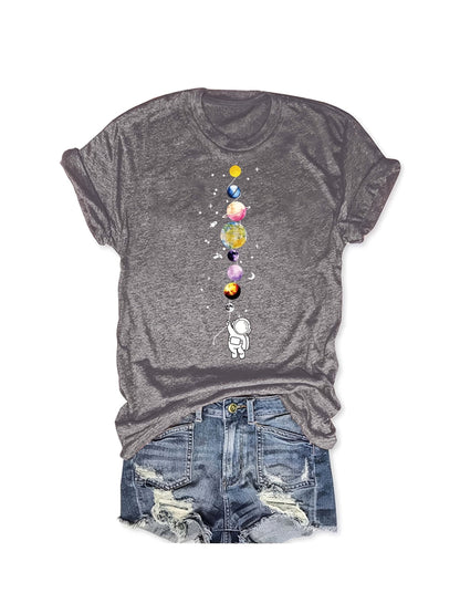T-shirt donna stile casual con motivo astronauta e pianeti, ispirazione spazio, ideale per appassionate di scienza e moda urbana