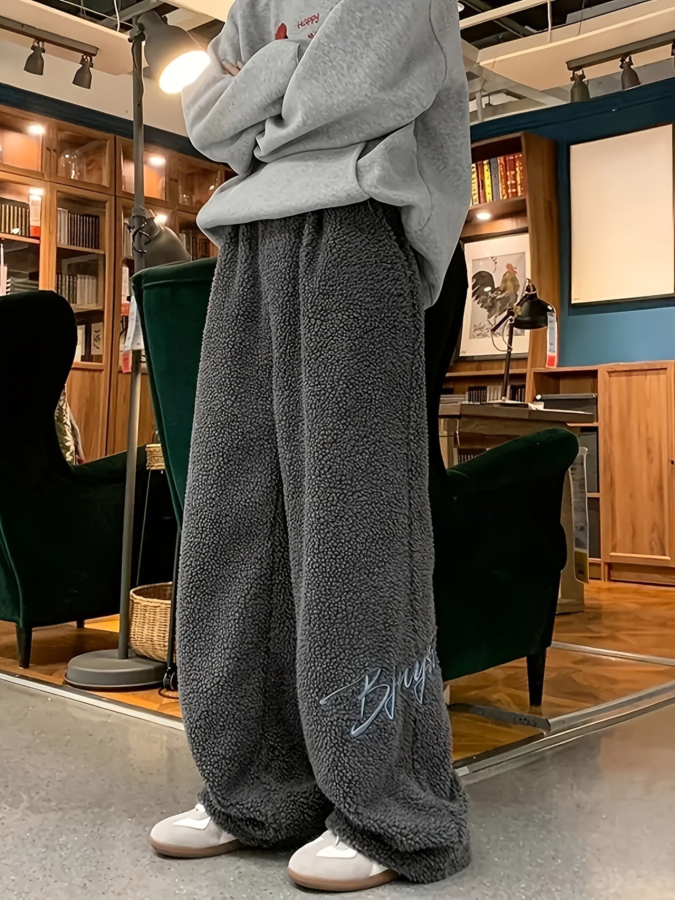 Pantalon large doux en tissu pelucheux avec broderie