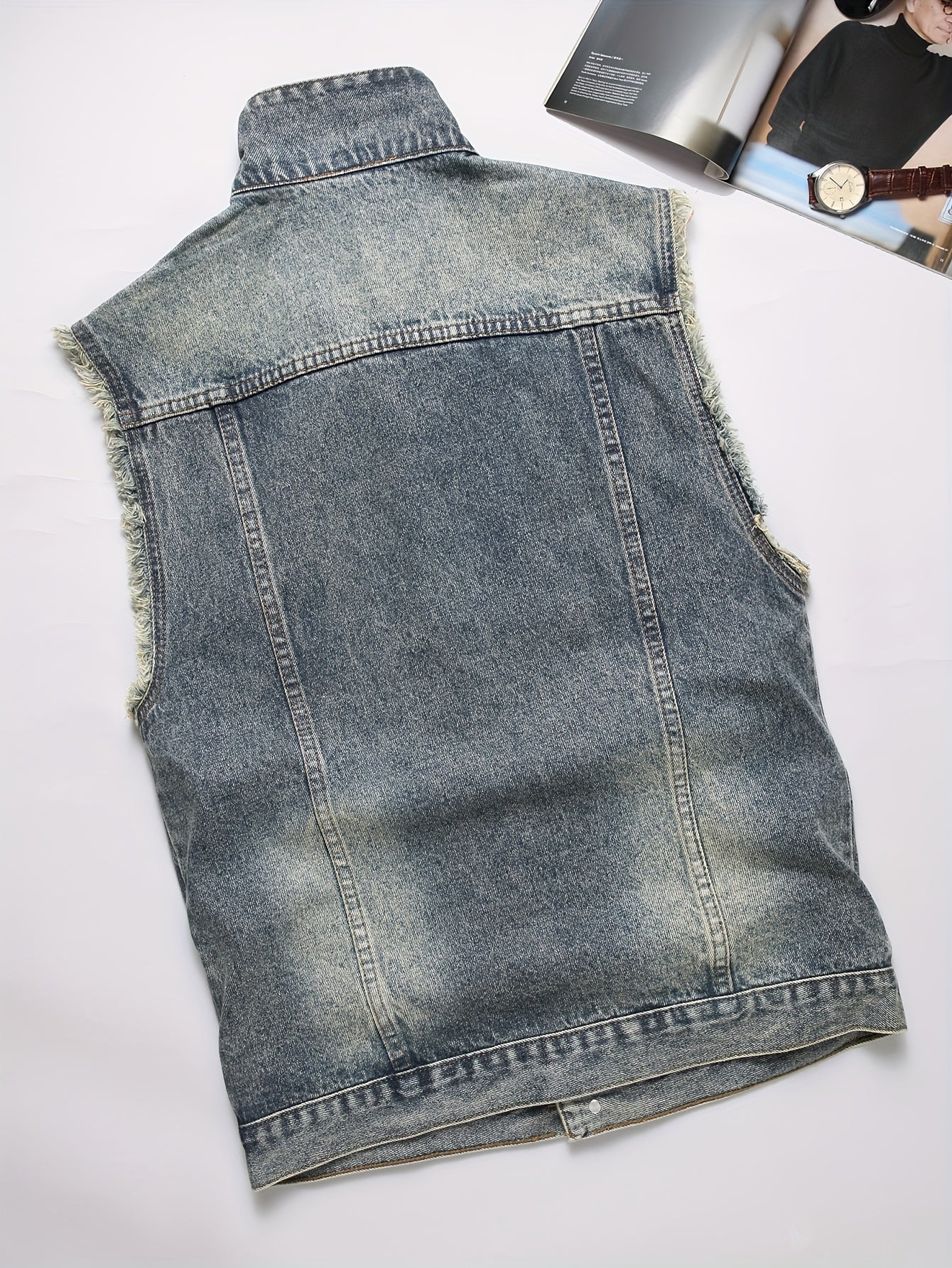 Veste sans manches en denim délavé bleu pour homme avec boutons et poches