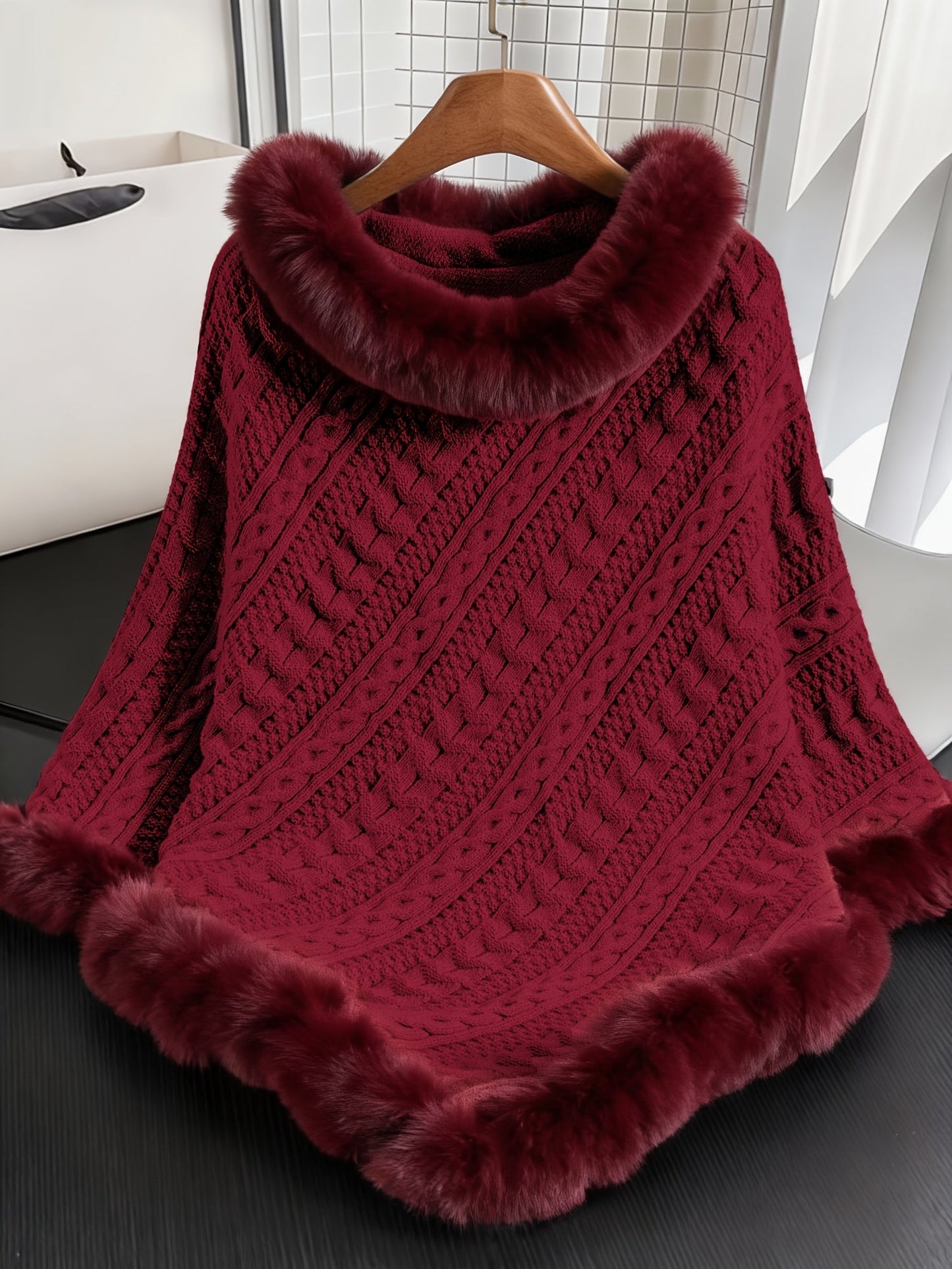 Poncho Femme Tricoté Bleu Marine avec Col et Bordure en Fourrure Synthétique