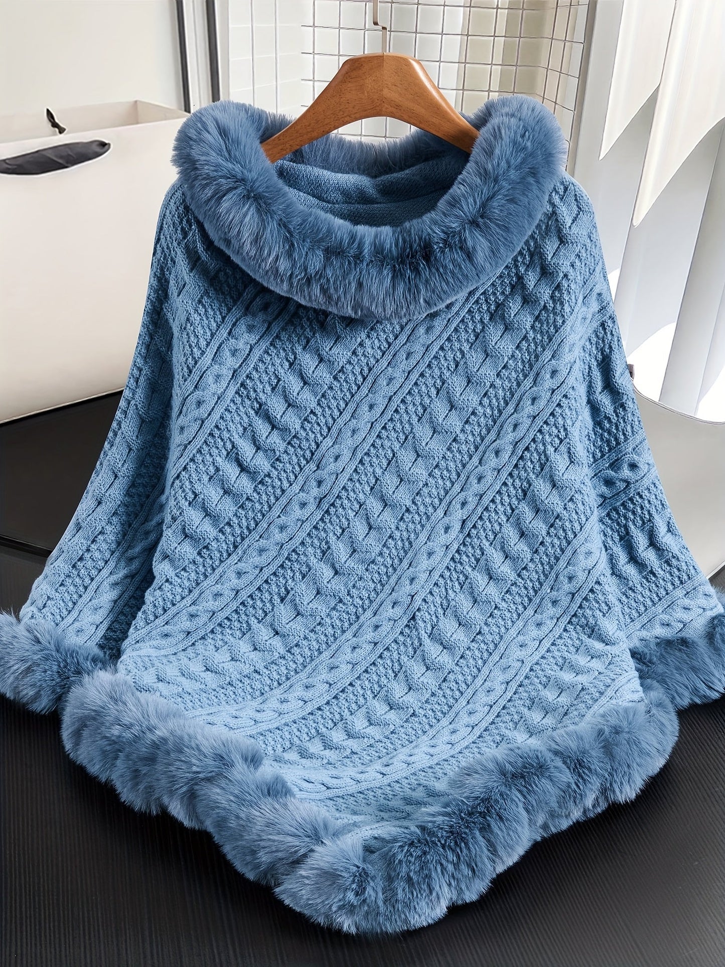 Poncho Femme Tricoté Bleu Marine avec Col et Bordure en Fourrure Synthétique