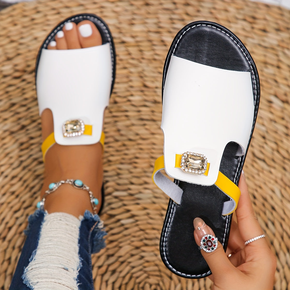 Flache zum Hineinschlüpfen Sandalen für Damen im glamourösen Stil mit trendigem Schmuck  