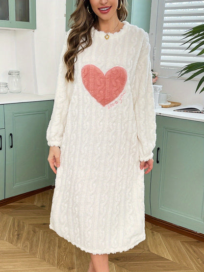 Robe de Nuit Chaude Femme Douce Blanc Cassé avec Cœur Rose et Inscription