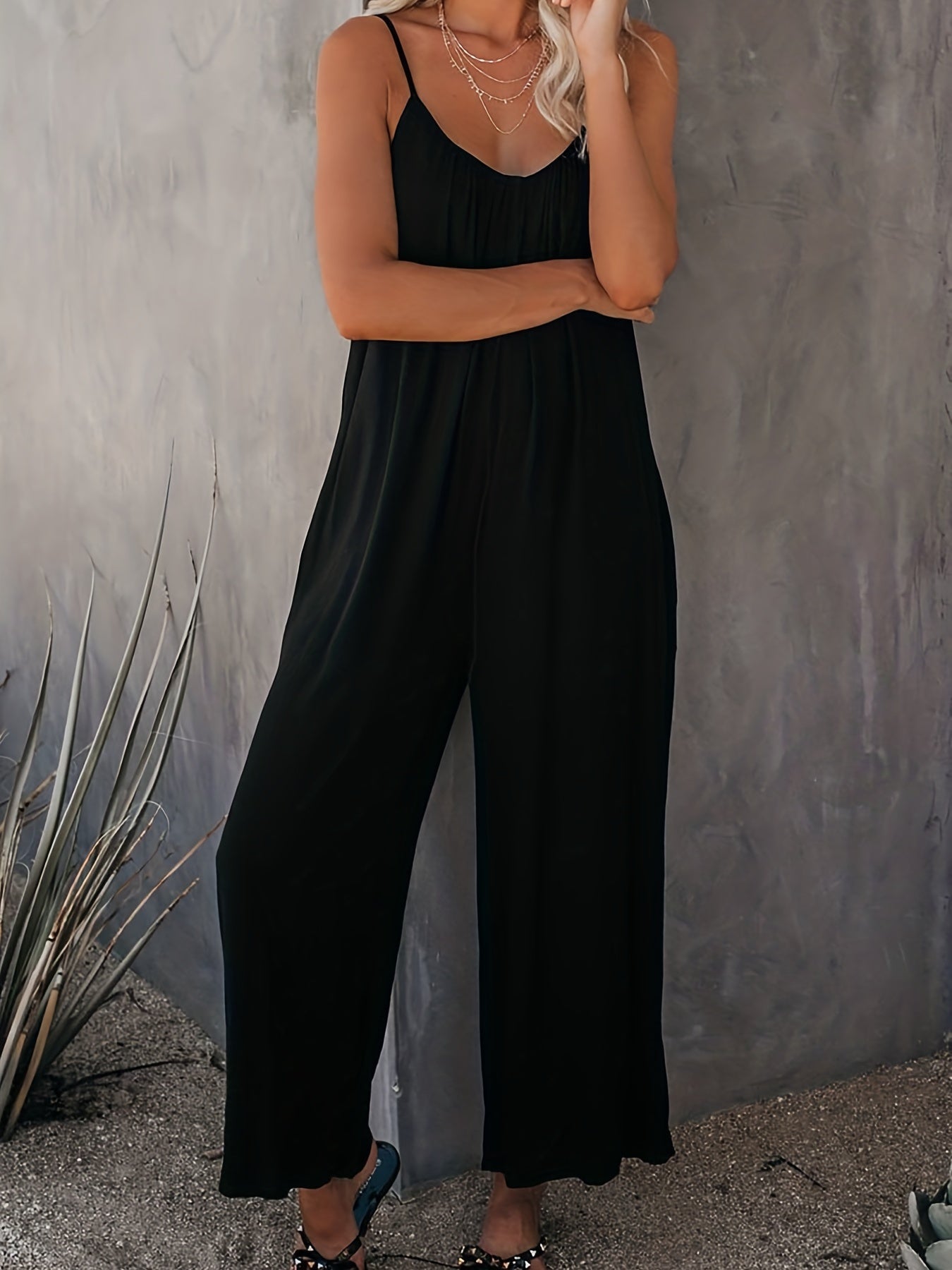 Mono holgado casual para mujer estilo verano con tirantes finos y bolsillos – Look chic y cómodo para vacaciones o ciudad