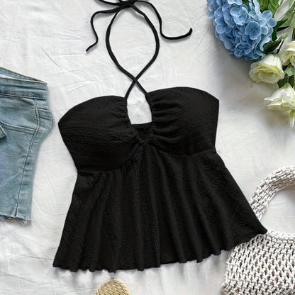Top femenino de espalda descubierta estilo babydoll bordado para un look veraniego romántico