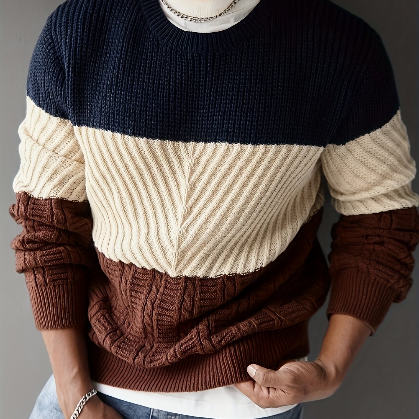 Pull homme tricoté à rayures color block bleu marine, beige et marron