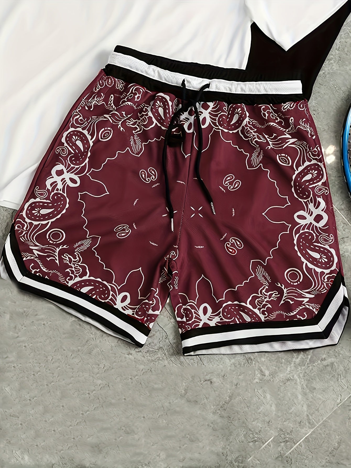 Shorts de sport homme style streetwear imprimé motif bandana – Look urbain tendance