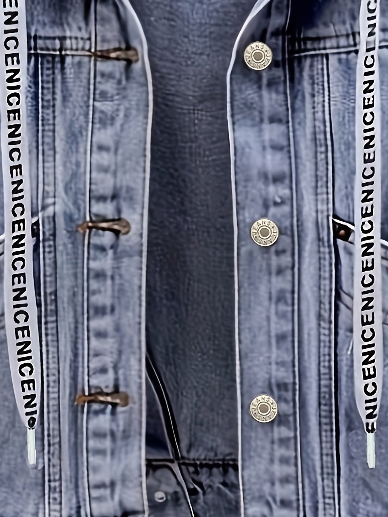 Veste en jean femme bleu clair avec capuche intégrée et détails boutonnés