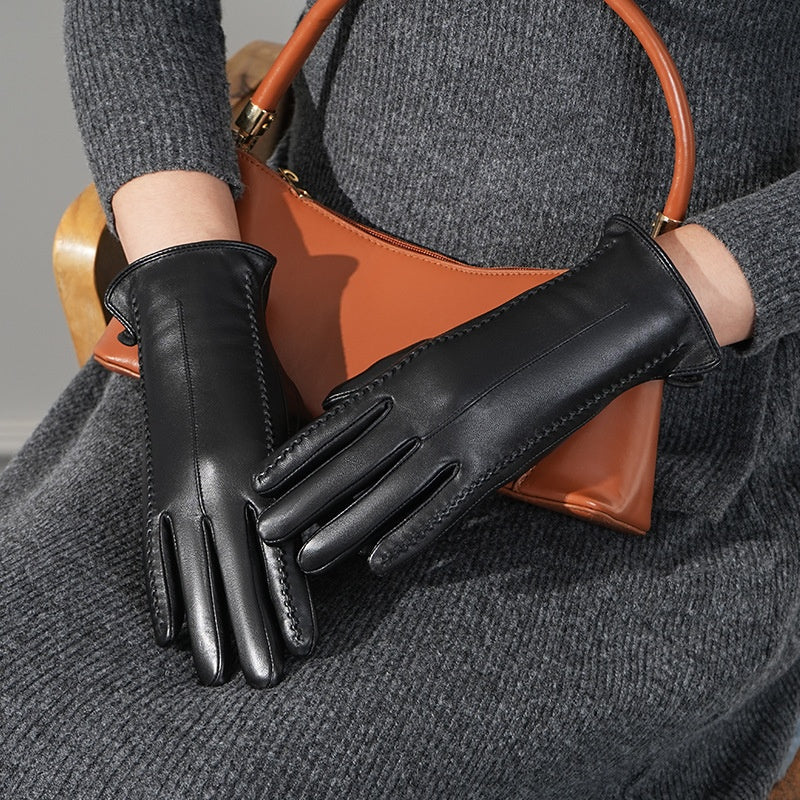 Gants noirs souples avec coutures décoratives pour femme