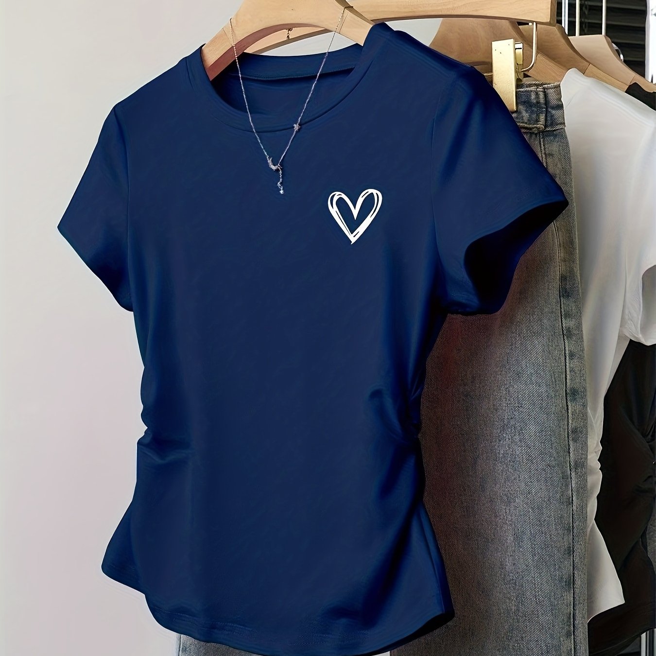 Dame T-shirt med tætsiddende pasform, hjerteprint, afslappet og trendy stil