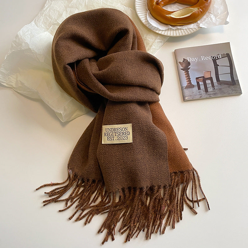 Mjuk scarf med fransar i enfärgade eller tvåfärgade varianter