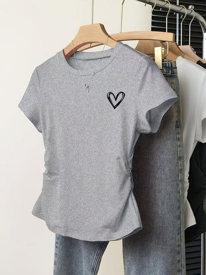 Dame T-shirt med tætsiddende pasform, hjerteprint, afslappet og trendy stil