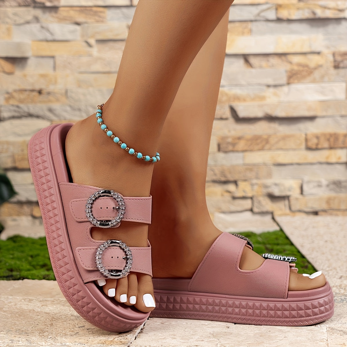 Sandales à plateforme style urbain femme avec doubles brides et boucles strass tendance