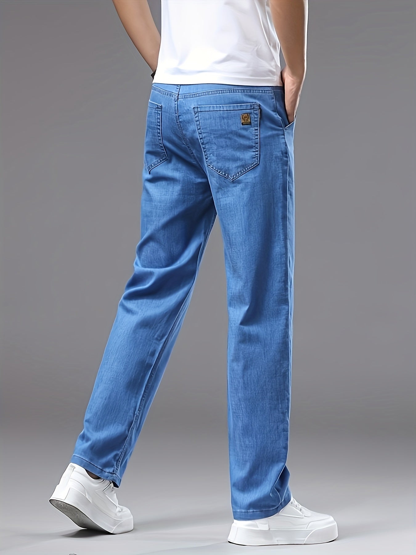Herren-Jeanshose im Basisschnitt mit geradem Bein, ideal für den Sommer  