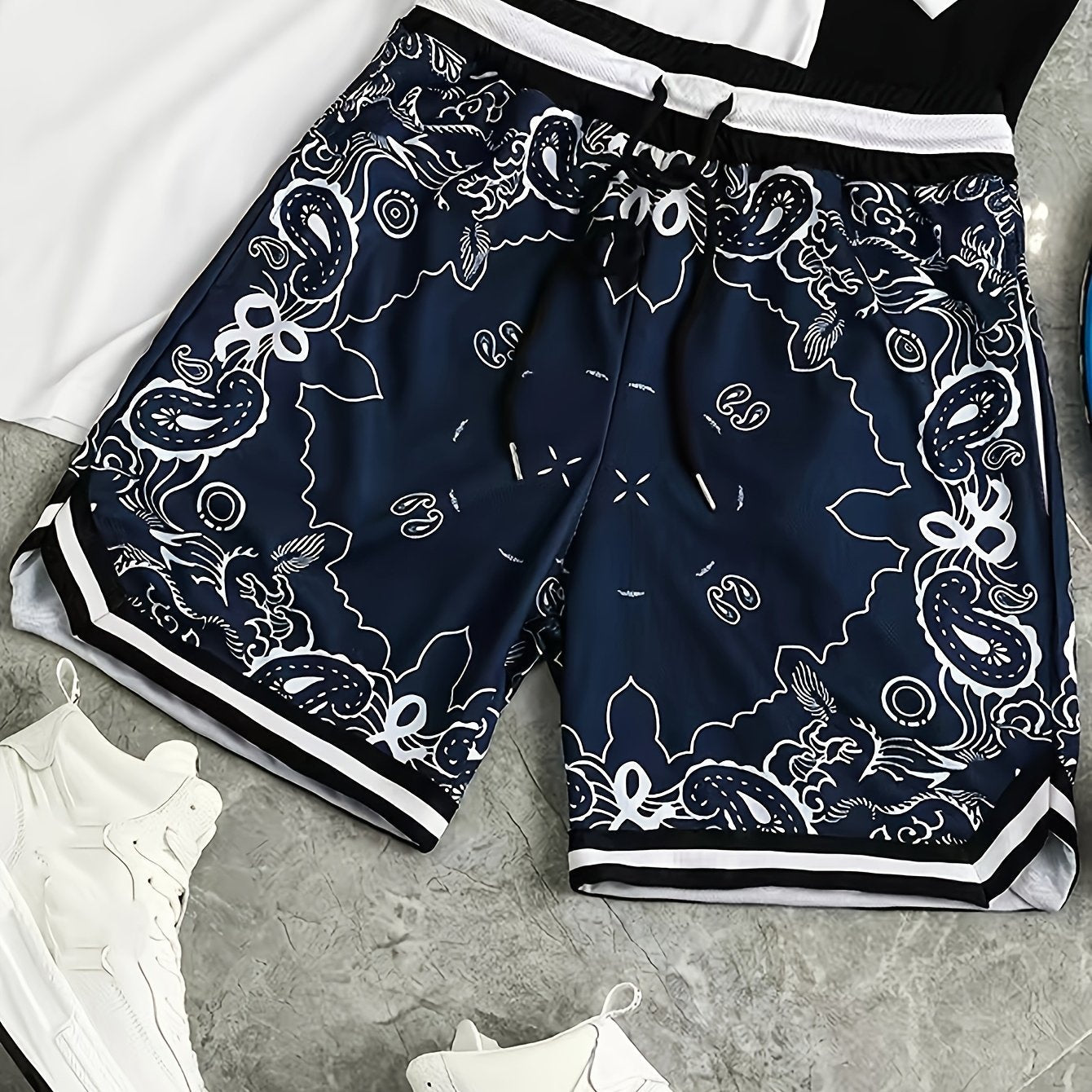 Shorts de sport homme style streetwear imprimé motif bandana – Look urbain tendance